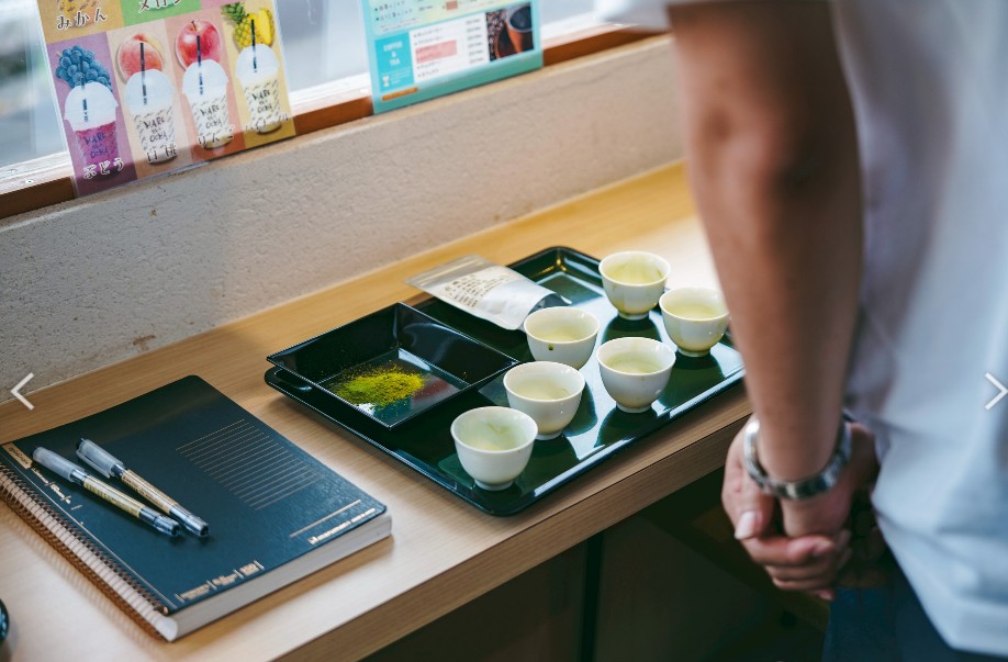 茶碗を並べて抹茶の品質を確かめるテイスティングの様子