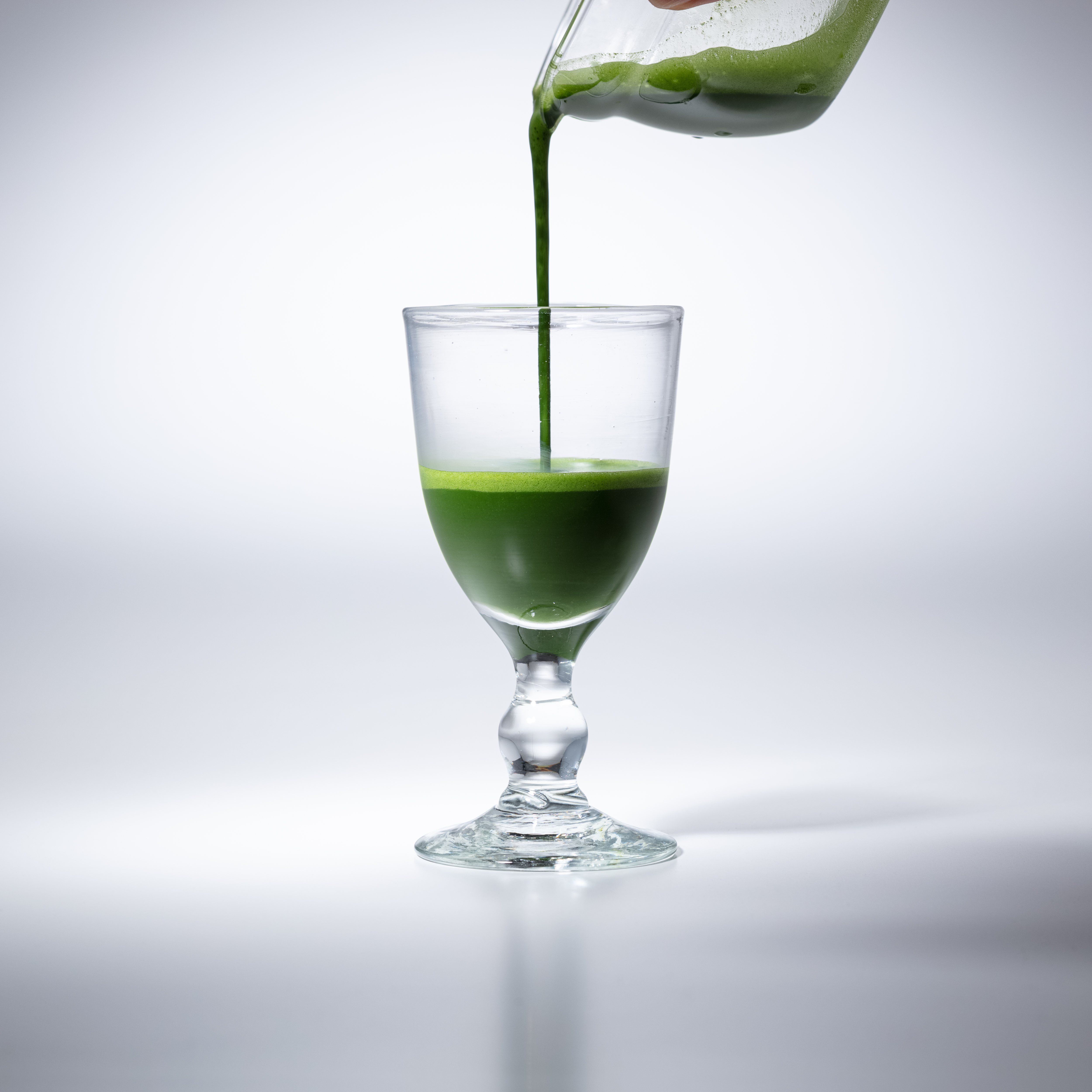 グラスに注がれる濃厚な緑の抹茶