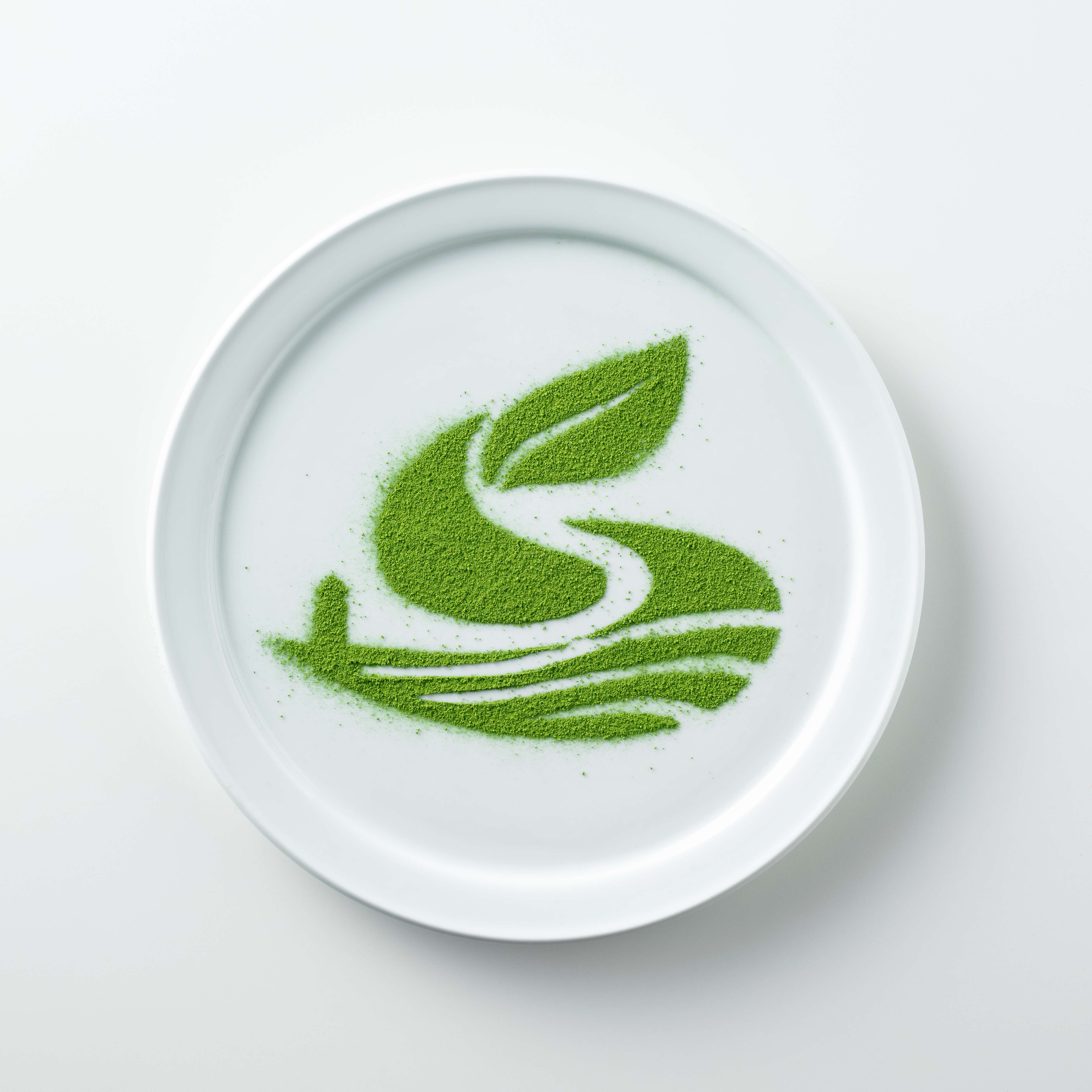 白い皿に抹茶で描かれた祥港園のロゴ